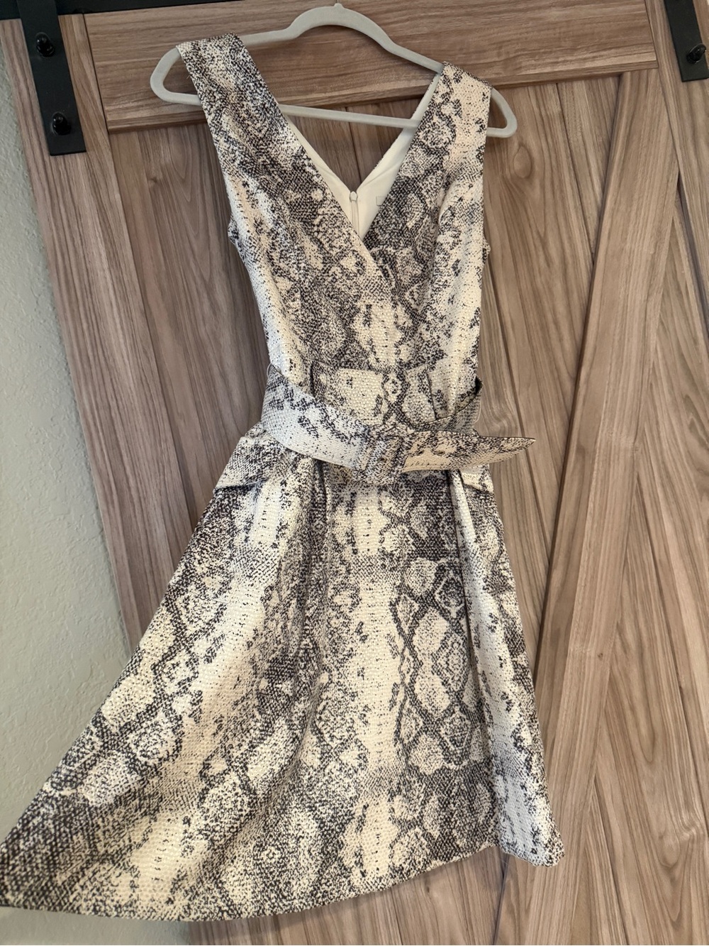 julia jordan Cream and Gray Snake-Print Midi Dress with Belt